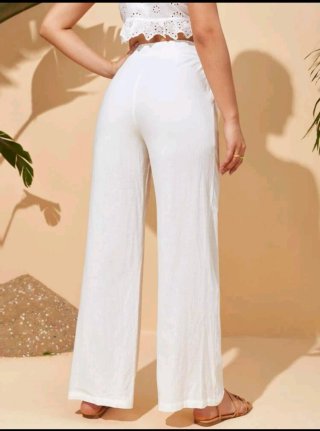 Pantalones blancos de talle alto con cinturón