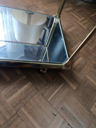 Mesa auxiliar camarera cristal y metal dorado