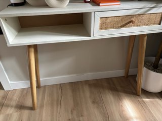 Mueble recibidor blanco y madera con cajón