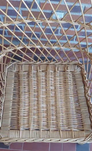 Sillón de mimbre con respaldo amplio