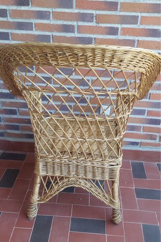 Sillón de mimbre con respaldo amplio