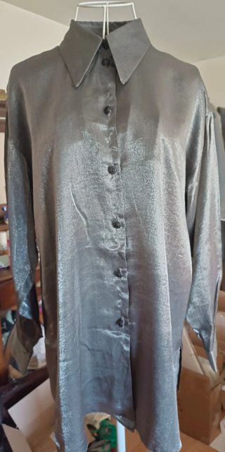 Camisa satinada gris metalizado