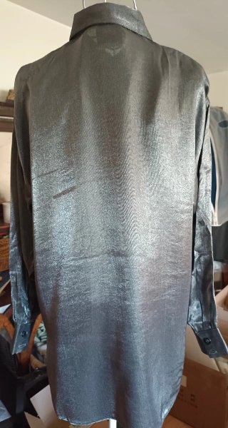 Camisa satinada gris metalizado
