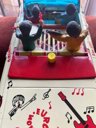 Coche de hojalata Beatles