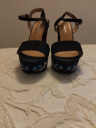 Sandalias de tacón con bordado floral