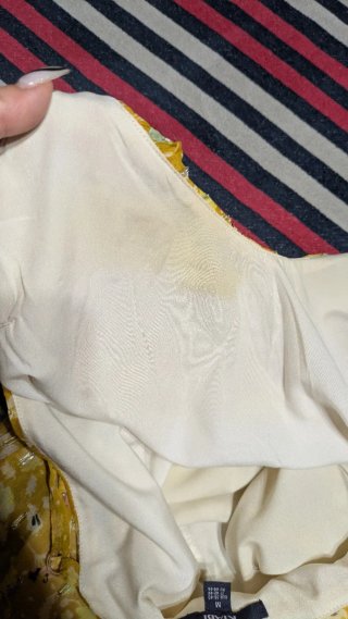 Blusa de verano dorada con estampado floral