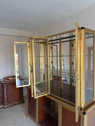 Vitrina de cristal, aluminio dorado y madera