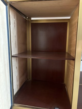Vitrina de cristal, aluminio dorado y madera