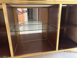 Vitrina de cristal, aluminio dorado y madera