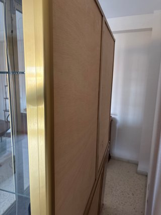 Vitrina de cristal, aluminio dorado y madera