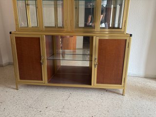 Vitrina de cristal, aluminio dorado y madera