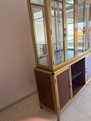 Vitrina de cristal, aluminio dorado y madera