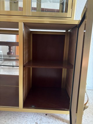 Vitrina de cristal, aluminio dorado y madera