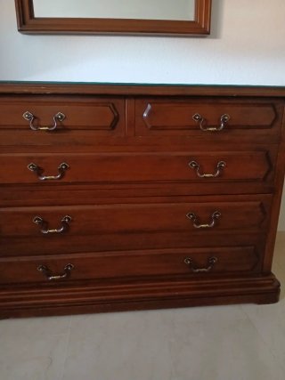 Cómoda de madera caoba maciźa con espejo y mesilla