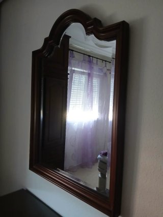 Cómoda de madera caoba maciźa con espejo y mesilla