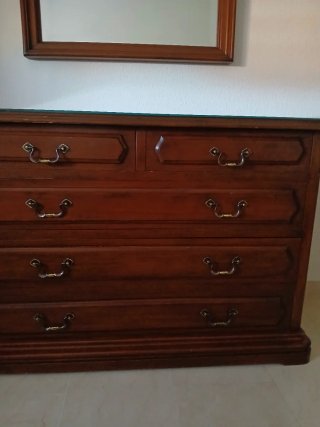 Cómoda de madera caoba maciźa con espejo y mesilla