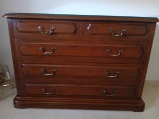 Cómoda de madera caoba maciźa con espejo y mesilla