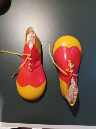 Zapatos de Payaso Rojos y Amarillos