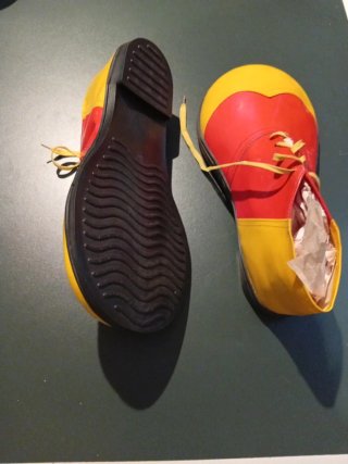 Zapatos de Payaso Rojos y Amarillos