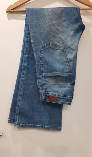 Pantalón vaquero acampanado