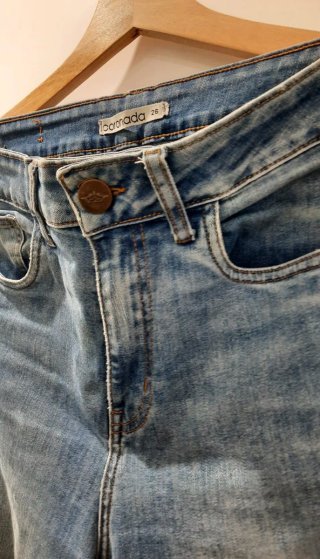 Pantalón vaquero acampanado