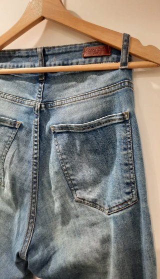 Pantalón vaquero acampanado