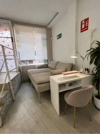 Alquilo espacio para manicurista dentro de centro