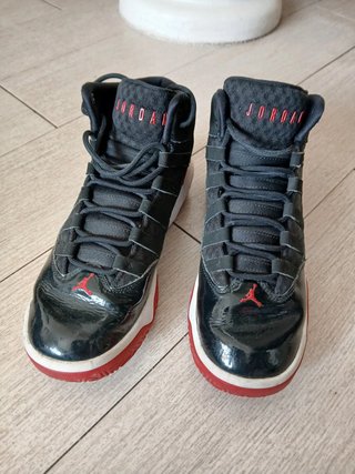 Scarpe Air Jordan 11 • Nero-Rosso • N. 38.5