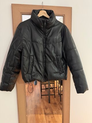 Chaqueta efecto piel Pull&Bear negra talla M