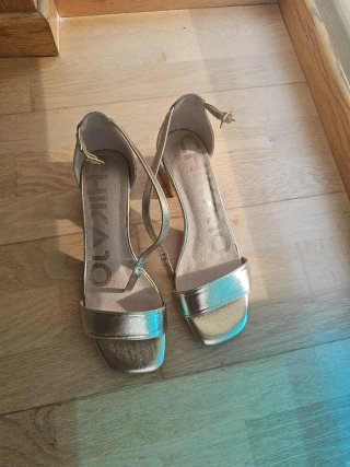Sandalias doradas Chika10