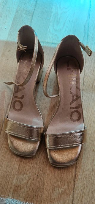 Sandalias doradas Chika10