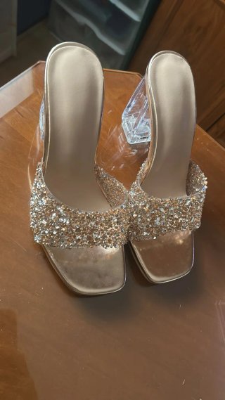 Zapatos de tacón dorados con pedrería