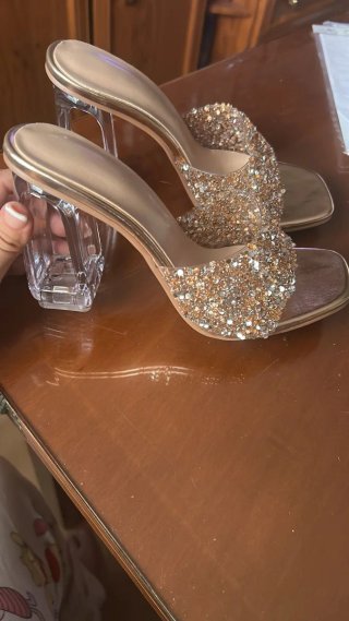 Zapatos de tacón dorados con pedrería