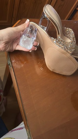 Zapatos de tacón dorados con pedrería
