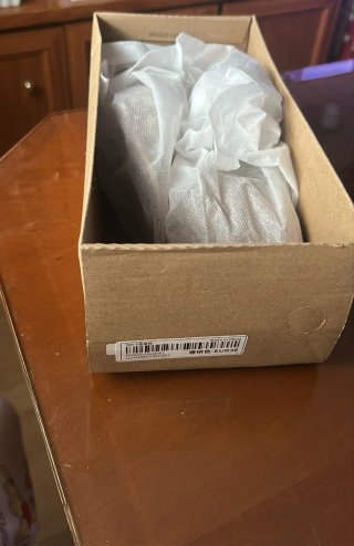 Zapatos de tacón dorados con pedrería