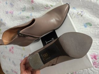 Botines de piel taupe con tacón