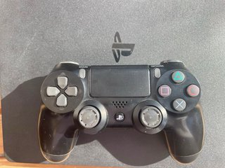 PS4 1TB con 2 mandos y volante con pedales