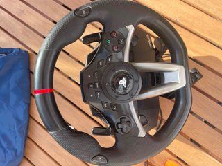 PS4 1TB con 2 mandos y volante con pedales