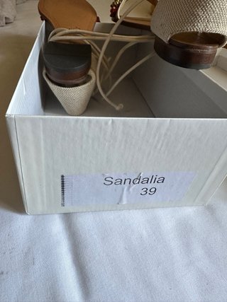Sandalias conchas beige y naranja