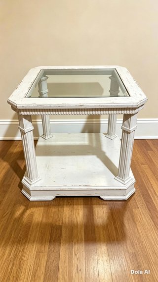 Mesa auxiliar blanca con tapa de cristal