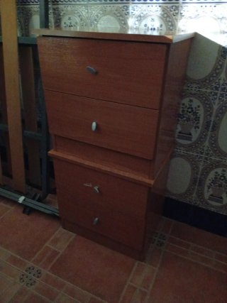 Cajonera de madera marrón