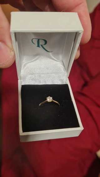 Anillo de oro con diamante