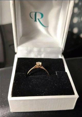 Anillo de oro con diamante
