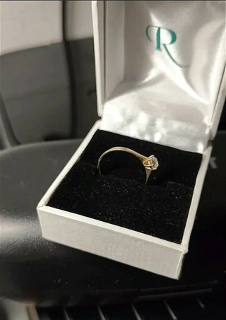 Anillo de oro con diamante