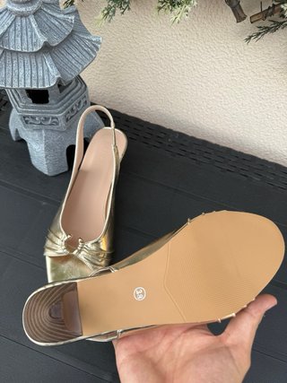 Sandalias doradas mujer