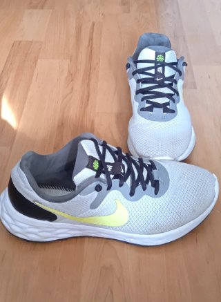 Nike Revolution 6