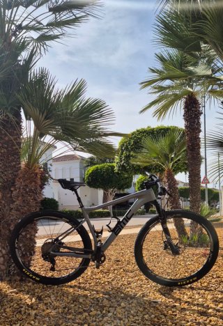Bici da mountain bike in carbonio full 29"