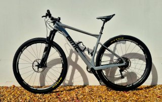 Bici da mountain bike in carbonio full 29"