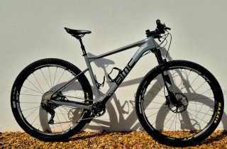 Bici da mountain bike in carbonio full 29"