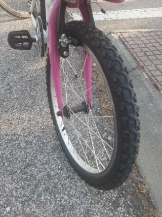Bicicleta infantil rosa y blanca
